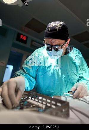 Dans la salle d'opération de l'hôpital. Une équipe internationale de chirurgiens et d'assistants professionnels travaille dans une salle d'opération moderne. Médecins professionnels c Banque D'Images