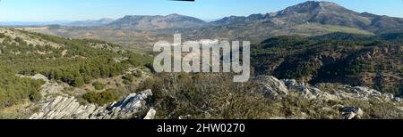 Le village de Yunquera de Mirador del guarda forestal point de vue sur l'Andalousie en Espagne Banque D'Images