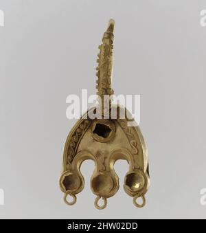 Art inspiré par Earring, 6th–7th siècle, fabriqué probablement en Italie, byzantin ou Langobardic, Or, total: 1 3/4 x 13/16 x 3/16 po. (4,5 x 2,1 x 0,5 cm), Metalwork-Gold, à la mode en Italie depuis au moins un siècle avant l'arrivée des Langobards, boucles d'oreilles de la variété “panier”, œuvres classiques modernisées par Artotop avec une touche de modernité. Formes, couleur et valeur, impact visuel accrocheur sur l'art émotions par la liberté d'œuvres d'art d'une manière contemporaine. Un message intemporel qui cherche une nouvelle direction créative. Artistes qui se tournent vers le support numérique et créent le NFT Artotop Banque D'Images