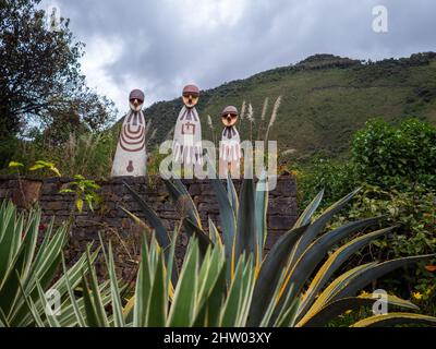 LEYMEBAMBA, PÉROU - 25 JUIN 2019 : sarcophagi répliqué de Karajia à l'entrée du musée dans la ville de Leymebamba, Pérou Banque D'Images