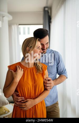 Portrait d'un couple aimant s'embrassant et passant du temps romantique ensemble. Banque D'Images