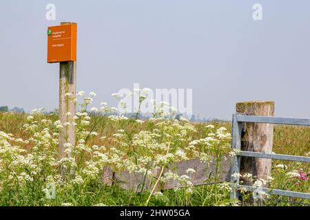 Leek, The Netehralnds - 4 juin 2021: Pas de panneau d'entrée zone de reproduction et de repos dans la réserve naturelle de Onlanden avec étang et fleurs sauvages en fleurs près de Groningen ville des pays-Bas Banque D'Images