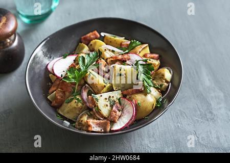 Pomme de terre au bacon, salade de radis dans un bol Banque D'Images