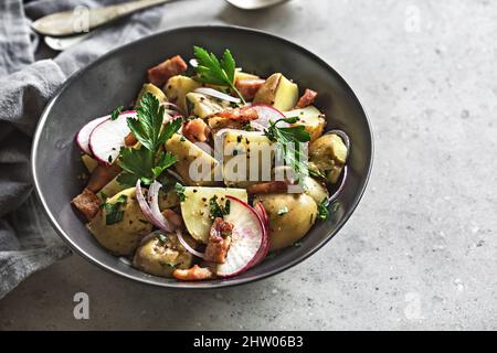 Pomme de terre au bacon, salade de radis dans un bol Banque D'Images
