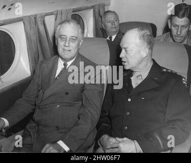 FRANKLIN D. ROOSEVELT, président américain, à bord d'un avion avec le général Dwight D. Eisenhower 8 décembre 1943. Banque D'Images