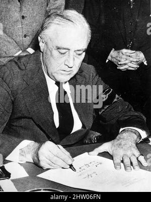 FRANKLIN D. ROOSEVELT (1882-1945) le président américain signe la déclaration de guerre contre le Japon le 8 décembre 1941. Banque D'Images