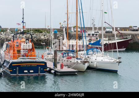 Bateaux de sauvetage et voiliers amarrés dans le port de Kilmore Quay. Comté de Wexford, Irlande. Banque D'Images