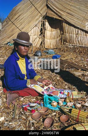 Pérou. Région du lac Titicaca. Village flottant de l'île. Femme Trader URU. Banque D'Images