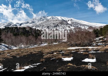 Le sommet de l'Etna (3357m), Sicile, Italie, vu à la fin de l'hiver Banque D'Images