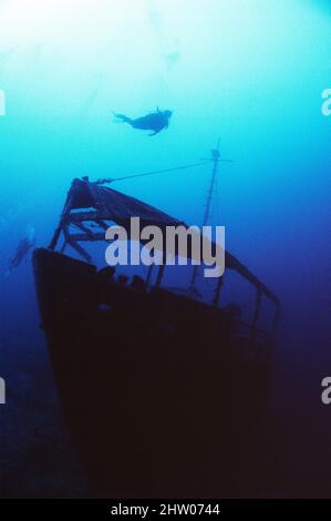 Micronésie. Bateau en contrebas assis debout sur le sol de l'océan avec des plongeurs. Banque D'Images