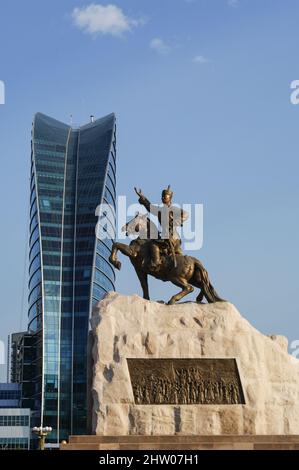 Ciel bleu et statue de Sukhbaatar sur la place de Sukhbaatar, Oulan Baatar, Mongolie Banque D'Images