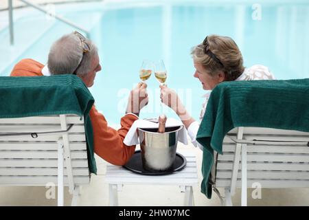 À la bonne vie. Vue arrière d'un couple senior en cours de voyage. Banque D'Images