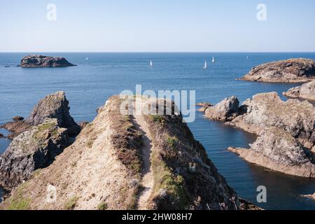 Un sentier mène à un point de vue sur un rocher sur la côte de l'île de Belle-ile-en-Mer. Banque D'Images