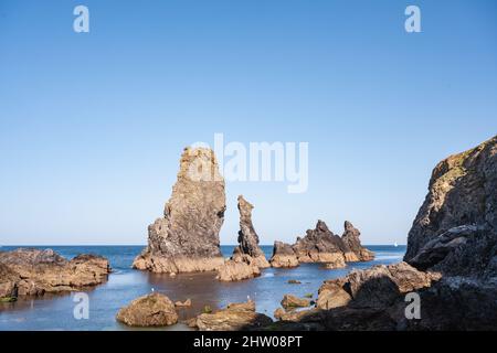 Les Aiguilles formations rocheuses qui ressemblent à des aiguilles de la mer et étaient des motifs dans les peintures des impressionnistes. Banque D'Images