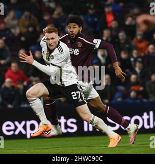 Tynecastle Park Edinburgh.Scotland UK 2nd Mars 22 le coeur du Midlothian vs Aberdeen cinch Premiership match. David Bates d'Aberdeen (27) course pour le ballon avec les coeurs Ellis Simms Credit: eric mccowat/Alay Live News Banque D'Images