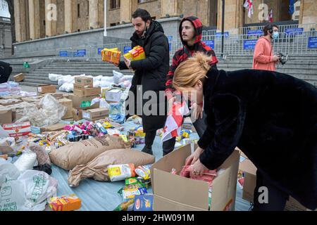 Tbilissi, Géorgie. 02nd mars 2022. Les manifestants laissent des provisions devant le Parlement de Tbilissi, pour les habitants d'Ukraine lors d'un rassemblement en faveur des Ukrainiens.les manifestants se sont rassemblés devant le Parlement de Tbilissi dans un rassemblement en faveur du peuple ukrainien, où ils ont également livré des dons d'information sur la nourriture, la médecine, les vêtements, les draps pour aider les Ukrainiens. Crédit : SOPA Images Limited/Alamy Live News Banque D'Images