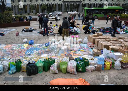 Tbilissi, Géorgie. 02nd mars 2022. Les manifestants laissent des fournitures devant le Parlement de Tbilissi, pour les habitants de l'Ukraine lors d'un rassemblement en faveur des Ukrainiens.les manifestants se sont rassemblés devant le Parlement de Tbilissi dans un rassemblement en faveur du peuple ukrainien, où ils ont également livré des dons d'information sur la nourriture, la médecine, les vêtements, Des lits pour aider les Ukrainiens. Crédit : SOPA Images Limited/Alamy Live News Banque D'Images
