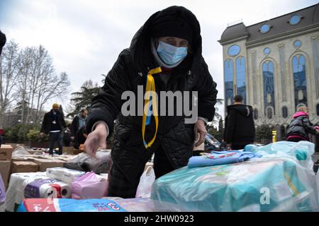 Tbilissi, Géorgie. 02nd mars 2022. Les manifestants laissent des provisions devant le Parlement de Tbilissi, pour les habitants d'Ukraine lors d'un rassemblement en faveur des Ukrainiens.les manifestants se sont rassemblés devant le Parlement de Tbilissi dans un rassemblement en faveur du peuple ukrainien, où ils ont également livré des dons d'information sur la nourriture, la médecine, les vêtements, les draps pour aider les Ukrainiens. Crédit : SOPA Images Limited/Alamy Live News Banque D'Images