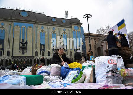 Tbilissi, Géorgie. 02nd mars 2022. Les manifestants laissent des provisions devant le Parlement de Tbilissi, pour les habitants d'Ukraine lors d'un rassemblement en faveur des Ukrainiens.les manifestants se sont rassemblés devant le Parlement de Tbilissi dans un rassemblement en faveur du peuple ukrainien, où ils ont également livré des dons d'information sur la nourriture, la médecine, les vêtements, les draps pour aider les Ukrainiens. Crédit : SOPA Images Limited/Alamy Live News Banque D'Images