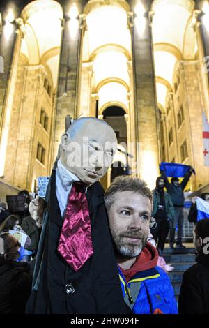 Tbilissi, Géorgie. 02nd mars 2022. Un manifestant tient la marionnette de Poutine lors d'un rassemblement en faveur des Ukrainiens. Des manifestants se sont rassemblés devant le Parlement de Tbilissi dans un rassemblement pour soutenir le peuple ukrainien, où ils ont également livré des dons d'information sur la nourriture, les médicaments, les vêtements, les lits pour aider les Ukrainiens. Crédit : SOPA Images Limited/Alamy Live News Banque D'Images