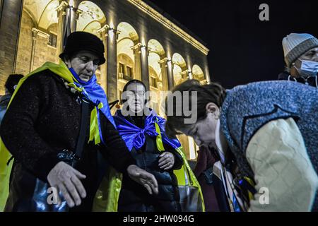 Tbilissi, Géorgie. 02nd mars 2022. Des bénévoles collectant des dons de citoyens à emporter en Ukraine lors d'un rassemblement en faveur des Ukrainiens. Des manifestants se sont rassemblés devant le Parlement de Tbilissi dans un rassemblement pour soutenir le peuple ukrainien, où ils ont également livré des dons d'information sur la nourriture, les médicaments, les vêtements, les lits pour aider les Ukrainiens. Crédit : SOPA Images Limited/Alamy Live News Banque D'Images