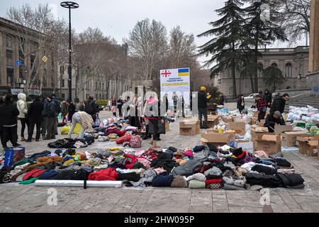 Tbilissi, Géorgie. 02nd mars 2022. Les démonstrateurs laissent des dons informer de la nourriture, des vêtements, des marchandises, des médicaments, des sacs, Chaussures devant le Parlement de Tbilissi, pour les Ukrainiens lors d'un rassemblement en faveur des Ukrainiens. Des manifestants se sont rassemblés devant le Parlement de Tbilissi dans un rassemblement pour soutenir le peuple ukrainien, où ils ont également livré des dons d'information sur la nourriture, les médicaments, les vêtements, les lits pour aider les Ukrainiens. Crédit : SOPA Images Limited/Alamy Live News Banque D'Images