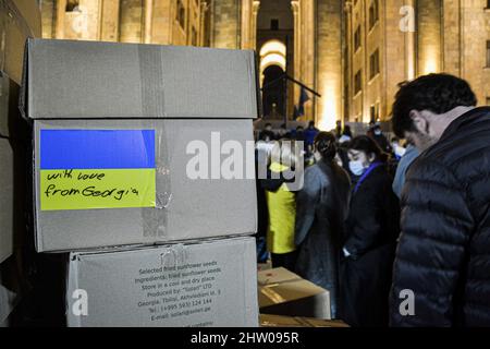 Tbilissi, Géorgie. 02nd mars 2022. Des boîtes avec des dons de personnes pour soutenir les Ukrainiens sont vues avec une note lisant "avec amour de la Géorgie" lors d'un rassemblement en faveur des Ukrainiens. Des manifestants se sont rassemblés devant le Parlement de Tbilissi dans un rassemblement pour soutenir le peuple ukrainien, où ils ont également livré des dons d'information sur la nourriture, les médicaments, les vêtements, les lits pour aider les Ukrainiens. Crédit : SOPA Images Limited/Alamy Live News Banque D'Images
