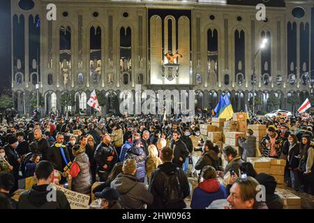 Tbilissi, Géorgie. 02nd mars 2022. Des manifestants vus se sont rassemblés devant le Parlement de Tbilissi lors d'un rassemblement en faveur des Ukrainiens. Des manifestants se sont rassemblés devant le Parlement de Tbilissi dans un rassemblement pour soutenir le peuple ukrainien, où ils ont également livré des dons d'information sur la nourriture, les médicaments, les vêtements, les lits pour aider les Ukrainiens. Crédit : SOPA Images Limited/Alamy Live News Banque D'Images