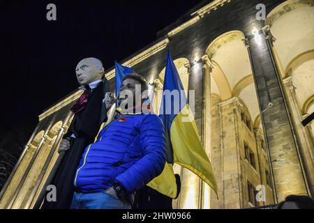Tbilissi, Géorgie. 02nd mars 2022. Un manifestant tient la marionnette de Poutine lors d'un rassemblement en faveur des Ukrainiens. Des manifestants se sont rassemblés devant le Parlement de Tbilissi dans un rassemblement pour soutenir le peuple ukrainien, où ils ont également livré des dons d'information sur la nourriture, les médicaments, les vêtements, les lits pour aider les Ukrainiens. Crédit : SOPA Images Limited/Alamy Live News Banque D'Images