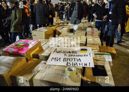 Tbilissi, Géorgie. 02nd mars 2022. Dons pour les Ukrainiens vus lors d'un rassemblement en faveur des Ukrainiens. Des manifestants se sont rassemblés devant le Parlement de Tbilissi dans un rassemblement pour soutenir le peuple ukrainien, où ils ont également livré des dons d'information sur la nourriture, les médicaments, les vêtements, les lits pour aider les Ukrainiens. Crédit : SOPA Images Limited/Alamy Live News Banque D'Images