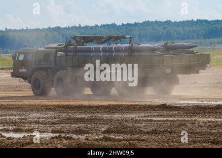 RÉGION DE MOSCOU, RUSSIE - 25 AOÛT 2020 : véhicule de transport 9T234 du système de lance-roquettes multiple « Smerch » sur le terrain d'entraînement d'Alabino. Banque D'Images