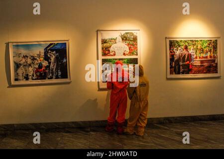 Bandung, Indonésie. 03rd mars 2022. Les visiteurs portant des combinaisons de protection contre les noisettes sont vus à l'intérieur de la Galerie lors de l'exposition pandémique de 371 jours à Bandung. Au total, 57 photos individuelles et quatre récits de photojournalistes indonésiens (PFI) Bandung ont été exposés à l'exposition de 371 jours de la pandémie en Indonésie, qui se tiendra jusqu'au 8 mars 2022. Crédit : SOPA Images Limited/Alamy Live News Banque D'Images