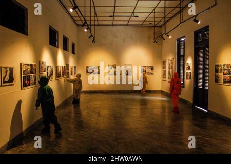 Bandung, Indonésie. 03rd mars 2022. Les visiteurs portant des combinaisons de protection contre les noisettes sont vus à l'intérieur de la Galerie lors de l'exposition pandémique de 371 jours à Bandung. Au total, 57 photos individuelles et quatre récits de photojournalistes indonésiens (PFI) Bandung ont été exposés à l'exposition de 371 jours de la pandémie en Indonésie, qui se tiendra jusqu'au 8 mars 2022. Crédit : SOPA Images Limited/Alamy Live News Banque D'Images