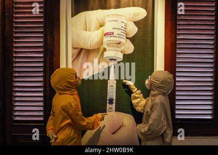 Bandung, Indonésie. 03rd mars 2022. Les visiteurs portant des combinaisons de protection contre les noisettes sont vus à l'intérieur de la Galerie lors de l'exposition pandémique de 371 jours à Bandung. Au total, 57 photos individuelles et quatre récits de photojournalistes indonésiens (PFI) Bandung ont été exposés à l'exposition de 371 jours de la pandémie en Indonésie, qui se tiendra jusqu'au 8 mars 2022. (Photo par Algi Febri Sugita/SOPA Images/Sipa USA) crédit: SIPA USA/Alay Live News Banque D'Images