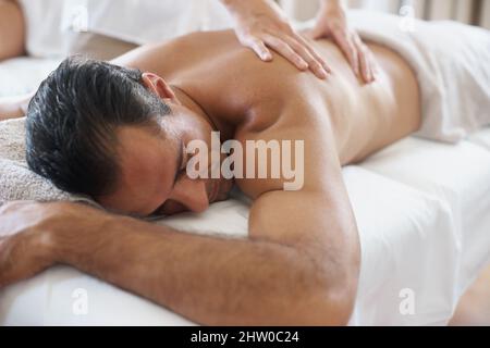 Nous avons tous besoin d'une journée au spa. Photo d'un homme mûr bénéficiant d'un massage relaxant. Banque D'Images