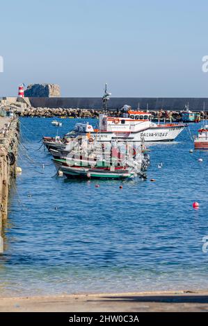 Bateaux de pêche colorés dans le port de Porto da Baleeira, en Algarve au Portugal Banque D'Images