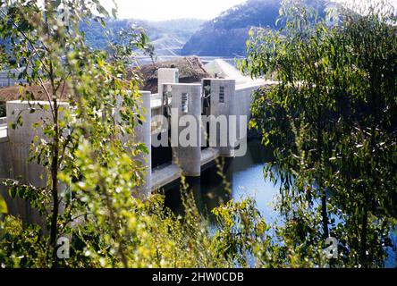 Barrage-réservoir déversoir considéré comme le lac Eildon, Victoria, Australie 1956 Banque D'Images