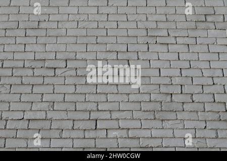 Rangées de tuiles de couverture grises sur un toit givré Banque D'Images
