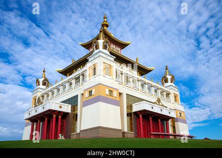 Temple bouddhiste 'Abode d'or de Bouddha Shakyamuni' contre un ciel nuageux. Elista, Kalmykia, Russie Banque D'Images