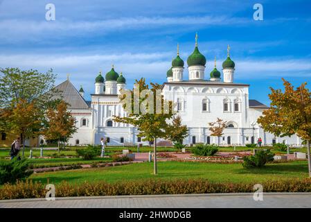 ASTRAKHAN, RUSSIE - 22 SEPTEMBRE 2021 : touristes à l'ancienne cathédrale de la Trinité sur le territoire du Kremlin. Astrakhan Banque D'Images