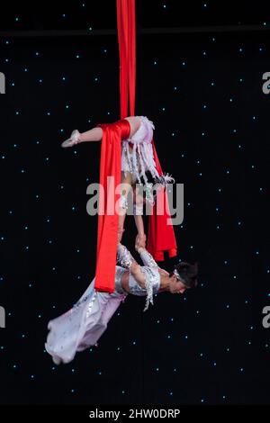 Acrobates chinois en Mid-Air. Banque D'Images