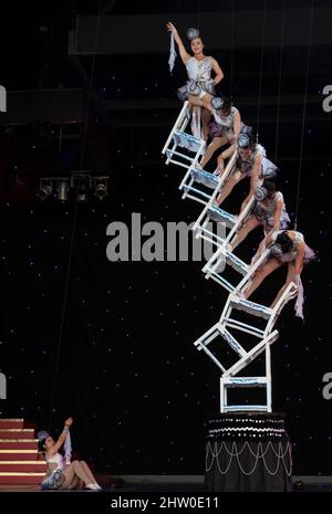 Les femmes chinoises acrobates Balancing sur les chaises. Banque D'Images