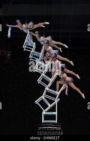 Les femmes chinoises acrobates Balancing sur les chaises. Banque D'Images