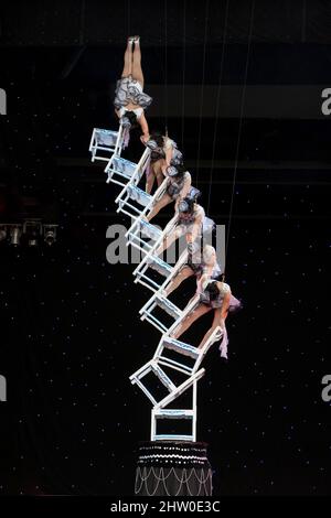 Les femmes chinoises acrobates Balancing sur les chaises. Banque D'Images