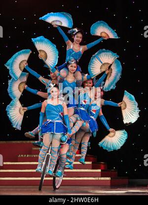 Les femmes chinoises acrobates Balancing sur vélo. Banque D'Images