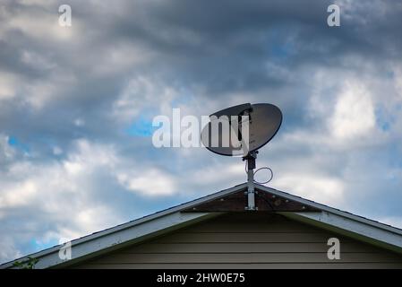 POTTERVILLE, MI - JUIN 23rd 2021 : antenne parabolique montée sur une maison résidentielle. Banque D'Images