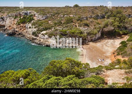 Eaux turquoise de Majorque. Cove de Bota. Côte méditerranéenne panoramique. Espagne Banque D'Images