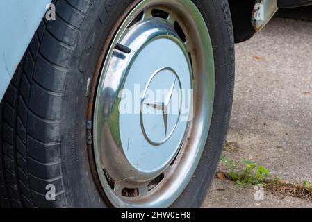 POTTERVILLE, MI - JUIN 23rd 2021 : le pneu avant d'une voiture allemande classique de 1970. Banque D'Images