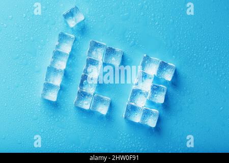L'inscription GLACE faite de glaçons sur fond bleu. Banque D'Images