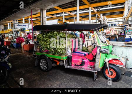 Bangkok, Thaïlande. 04th mars 2022. Un tuk tuk est utilisé pour transporter des greens verdoyants au marché de Wongwian Yai à Bangkok. La Thaïlande s'ouvre à nouveau aux touristes internationaux pleinement vaccinés en assouplissant les restrictions à 'Test and Go, ' son programme d'entrée sans quarantaine. Crédit : SOPA Images Limited/Alamy Live News Banque D'Images